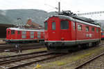 OeBB: Für die Bewältigung des Güterverkehrs stehen der OeBB die beiden Re 4/4 I 10009 und 10016, ehemals SBB, zur Verfügung. Zusammentreffen der beiden roten Lokomotiven in Balsthal am 14. Juni 2016.
Foto: Walter Ruetsch