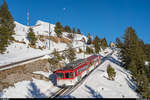 VRB BDhe 4/4 22 mit Bt 32 und Flachwagen am 16. Februar 2019 auf Talfahrt Richtung Goldau zwischen Rigi Kulm und Rigi Staffel. Der VRB-Pendel war tagsüber in Goldau abgestellt und kam erst am späteren Nachmittag für eine Berg- und Talfahrt auf der ARB zum Einsatz.
