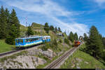 VRB Bhe 2/4 4 mit Migros-Werbung und ARB-Vorstellwagen am 19. August 2020 auf Talfahrt zwischen Rigi Kulm und Rigi Staffel. Auf der ARB-Strecke befindet sich die He 2/3 8 ebenfalls auf Talfahrt.