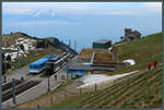 An der Station Rigi Kulm stehen sich am 23.04.2022 mit den Triebwagen 12 und 43 zwei Fahrzeuggenerationen gegenüber.