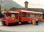 Akku Rangier- Lok der Vitznau - Rigi Bahn .. Ta 2/2  1 mit Personenwagen auf der Drehscheibe in Vitznau im Juni 1985