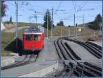 Triebwagen Nr 4 kommt wieder talwrts und hlt in Rigi Staffel auf dem Vitznauer Gleis. Rechts befindet sich das ARB Gleis fr die Zge nach Arth Goldau. Das mittlere Gleis dient den Zgen der ARB und als Verbindung zur VRB. (10.11.2006)