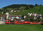 AB: Am 15. September 2017 stand die Ge 4/4 1 wieder einmal den ganzen Tag auf der S 23 im Einsatz. Im Jahre 1994 beschafften die Appenzeller Bahnen die leistungsfähige Lok für den damals noch umfangreichen Rollbockverkehr. Erbaut wurde sie von Stadler, SLM/AB. Seit der Einstellung des Güterverkehrs im Jahre 2010 wird das gefällige Einzelstück auch ab und zu im Personenverkehr eingesetzt. Fotografiert wurde der fotogene Zug am Morgen noch bei herrlichem Herbstwetter bei Urnäsch und Jakobsbad.
Foto: Walter Ruetsch 