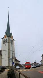 Mini-Bahnbildertreffen im Appenzellerland: Durchfahrt des Triebwagens 12 der Appenzellerbahn unter der Kirche von Teufen.