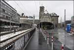 Einst und jetzt. So sieht es heute aus am Nebenbahnhof. Die Geleise der SGA rechts des Bahnhofsgebäudes sind verschwunden und die Szenerie wirkt eher trostlos an diesem kalten Novembertag. (19.11.2018)