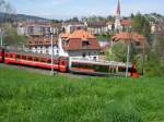 Noch im Stadtgebiet von St. Gallen beginnt der Zahnstangenabschnitt der Strecke St. Gallen - Appenzell. in einer sehr engen Kehrschleife, an der wir uns hier befinden, gewinnt der Zug auerdem auf wenig Raum an Hhe. Es bieten sich von hier schne Blicke auf St. Gallen. Der Zug im Vordergrund, mit dem neuen Steuerwagen 121 erreicht am 30.04.2005 in Krze ein weiteres Mal St. Gallen. Fr eine Runde St. Gallen - Appenzell - St. Gallen bentigt der Zug runde 2h.