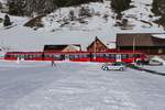 Nachher#  Bahnbergang mit Schranke und Lichtzeichenanlage gesichert (16.02.2019). Auf der Fahrt von Gossau nach Wasserauen befindet sich S23 1108 an der Haltestelle Alpsteinblick. Nur whrend der Betriebsdauer des nahegelegenen Skilifts halten die Zge auf Verlangen an der provisorischen Haltestelle.