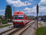 Am 17.6.2017 war ein unbekannter Schmalspur-NPZ, geführt von ABt 144 als S1138 auf dem Weg von Appenzell nach Gossau SG. Gerade wurde der Bahnhof Appenzell verlassen.