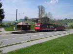 Appenzeller Land 2008 - An der Station Hebrig liefern sich Zug und Motorad ein Duell.