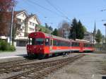 Appenzeller Land 2008 - Fr den Stundentakt zwischen Gais und Altsttten Stadt gengt eine Einheit mit zwei Wagen. Am 09.05.2008 sind fr die Aufgabe der BDeh 17 und der Steuerwagen ABt 116 eingeteilt. Hier trifft die Komposition gerade als R 132 aus Altsttten in Gais ein. Seltsamerweise hat der Triebwagen zwei unterschiedlich lackierte Tren erhalten. Auf der rechten Wagenseite rot, auf der anderen grau.