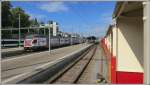 Der RegioExpress nach Chur muss warten bis die RHB die Querfahrt durch den Bahnhof Rorschach vollendet hat. (18.08.2014)