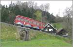 BDeh 1/2 erreicht soeben die kleine Plattform der Haltestelle Hof auf halbem Weg zwischen Walzenhausen und Rheineck.