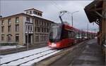 Eine kleine Weltreise.

Tango ABe 8/12 4001 'Waldegg' in Trogen. Mit diesem Zug beginnt eine  kleine Weltreise  in mehrerlei Hinsicht, zunächst in den nicht einmal 10 km entfernten Kantonshauptort Appenzell, Reisezeit 1:09 h. Mit einem Umstieg werde ich es auf 14 km Luftlinie es dann nach einer Gesamtreisezeit von 2:04 h in Herisau gebracht haben, zurück in den reformierten Halbkanton in dessen Hauptstadt. Dort wartet mit schlankem Anschluss die internationale Verbindung, sie wird mich zügiger als eine Autofahrt nach Hause bringen. Februar 2023.