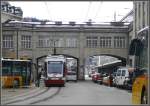 V, PV und Fussgnger teilen sich den Bahnhofplatz St.Gallen. Be 4/8 32 der TB fhrt in den Nebenbahnhof ein. (21.12.2010)