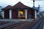 ASm: Vom Seeland in den Oberaargau.
Die beiden Triebwagen Be 4/4 302 und Be 4/4 304, ehemals SNB Be 4/4 84 und Be 4/4 86  Wiedlisbach  kamen in der Kalenderwoche 35 zu einem Kurzaufenthalt in ihrer früheren Heimat, weil sich die Unterfluhrdrehbank zum abdrehen der Räder im Depot Wiedlisbach befindet, wo diese Arbeiten bei sämtlichen Schienenfahrzeugen der ASm ausgeführt werden. Die Fahrzeuge aus dem Seeland werden jeweils auf der Strasse von Täuffelen nach Langenthal transportiert.
Vor seiner Rückkehr entstand diese Aufnahme des Be 4/4 304, am frühen Morgen des 1. September 2017, beim Verlassen des Depots Wiedlisbach.
Im Seeland werden die alten Triebwagen für die Führung von Kieszügen zwischen Sieselen-Finsterhennen und Sutz-Lattrigen eingesetzt.
Foto: Walter Ruetsch 