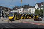 Der ASm Be 4/8 114 mit Werbeanstrich für die Baloise Bank hat am 28. August 2015 soeben seine Endhaltestelle auf dem Bahnhofvorplatz von Solothurn verlassen, der Deux-Cheveaux muss warten.