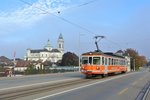 Der Nebel geht - die Sonne kommt: Baustellenbedingt pendelt der alte Be 4/4 104 zwischen Solothurn und Flumenthal; im Bild passiert der Triebwagen vor Kulisse der St. Ursen-Kathedrale die Roetibrcke in der Stadt Solothurn, 22.10.2016.