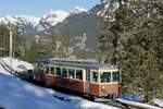 Der Triebwagen Be 4/4 21 der BLM am 28.1.24 auf der Rückfahrt nach Mürren zwischen Grütschalp und Winteregg.