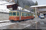 Der BLM Be 4/4 21 steht am 23. Oktober 2014 in Mürren an der Güterrampe, wo der Vorstellwagen beladen wird. Der offene Behälter wird an der andern Endstation, Grütschalp, gleich als Ganzes auf die Luftseilbahn verladen, welche ihn hinunter nach Lauterbrunnen bringt.