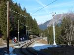 Von Lauterbrunnen fährt man mit der Seilbahn bis Grütschalp, dort weiter mit diesen Zügen. Hier kurz vor der Ankunft in Mürren. 29.12.2015