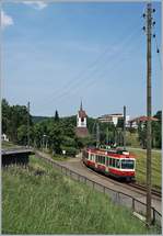 Der WB BDe 4/4 16 schieb kurz nach der Haltestelle (Oberdorf) Winkelweg seinen Zug Richtung Liestal. 
Im Hintergrund die Kirche St. Peter.
22. Juni 2017