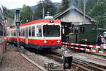 LETZTE DAMPFFAHRT DER HISTORISCHEN DAMPFLOK G 3/3 5  GEDEON THOMMEN 
vom 23. September 2018.
WALDENBURGERBAHN BLT/WB
Impressionen von diesem letzten und traurigen Betriebstag.
Begegnung mit einem Reisezug beim Lokschuppen. Auch die Wagenführerin freut sich über die kleine Dampflok. Ob sie den Führerstand wechseln möchte, kann jedoch nur erraten werden.
Fotostandort ausnahmsweise erlaubt.
Foto: Walter Ruetsch

