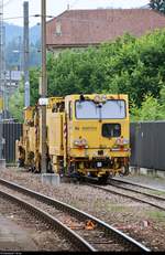 Tele-Blick auf Gleisstopfmaschine Metroline B 20 von Metrico, die im Bahnhof Liestal (CH) auf den Gleisen der Waldenburgerbahn abgestellt ist.