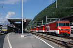 BOB/SBB/ZB: Nur dank  Weitwinkel  konnte die einmalige Begegnung in Interlaken Ost zwischen der neuen vierteiligen BOB ABDeh 8/8 Komposition und dem alten ZB Regionalzug mit der HGe 4/4 101 965-2, (ehemals SBB), am 27. Mai 2017 auf einem Bild verewigt werden.
Foto: Walter Ruetsch 