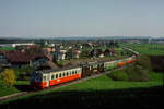 RBS/SZB: Dreifarbiger Überlandzug Bern-Solothurn mit den Triebwagen Bre 4/4 1  PENDLER-PINTLI  und dem Be 4/4 3 nach der Erneuerung im April 2005. An der Spitze des Zuges war der ABt 204 eingereiht. Nach der Ausrangierung der Abt 203-207 beim RBS, wurden diese Steuerwagen an die BOB verkauft. Diese Aufnahme entstand bei Küttigkofen vor der Kulisse des Limpachtals.
Foto: Walter Ruetsch    