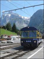 Vor der schnen Kulisse des Wetterhorns in Grindelwald steht am 30.07.08 der Steuerwagen ABt 413 der Berner Oberland Bahn zur Abfahrt nach Interlaken Ost bereit.