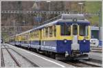 ABeh 4/4 306 zieht den ersten Zugteil nach Lauterbrunnen. Der zweite Teil wird hier in Zweiltschinen abgehngt und fhrt weiter nach Grindelwald. (25.04.2012)