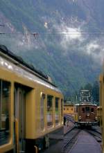 Die alten Lokomotiven der Berner Oberland Bahn - Lok 29: Zwischen zwei kreuzenden Zügen kommt Lok 29 in Sicht bei einer Rangierbewegung. Zweilütschinen, 8.August 1978.   