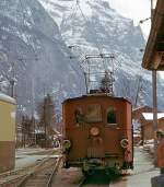Die alten Lokomotiven der Berner Oberland Bahn - Lok 29: vor einem Güterzug in Lauterbrunnen, 26.März 1975. 