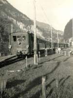 Die alten Lokomotiven der Berner Oberland Bahn - Lok 23: Burglauenen, Sommer 1963. Schon nur drei kleine Zusatzwagen zum Regelzug bedingen eine weitere Lok am Zugschluss. 