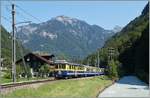 Der BOB ABeh 4/4 305 führt seinen Regionalzug bei Sandweidli Richtung Lauterbrunnen.