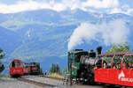 Oft photographierter Standort auf der Planalp, aber dennoch schön im Morgenlicht. Lok 11 (1987) nimmt den Abstieg nach Brienz in Angriff, während sich die jüngere Lok 12 (1992) für die Fahrt aufs Rothorn bereitmacht. 3.August 2023 