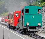 BRB Lok 2 mit B27 Salon Rouge fährt in die Talstation Brienz ein. Links im Bild sichtbar die Panoramawagen B3 und B9. Aufnahme vom 16. Juli 2011, 09:55