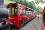 Der Zug mit einer ölbefeuerten Dampflok sowie Wagen R+J B15 und B14 kreuzt uns ohne Halt und fährt Richtung Planalp und Rothorn-Kulm. Geldried, 03. Juni 2011, 12:07