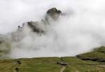 BRB-Zug der 3. Generation muss noch die letzten heutigen Gste von der Bergstation holen kommen. Kurz vorher liess er die Nebelsuppe rund um den Dirrengrind (1957 m . M.) hinter sich. Aufnahme von Rothorn-Kulm, 02. Juni 2011, 17:28