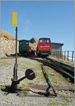 Die BRB Diesellok 9 und die Kohlegefeuerte  Dampflok 6 warten auf ihre Talfahrt auf dem Brienzer Rothorn.