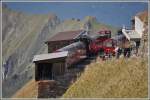 Buchstblich ber dem Abgrund hngt die voll besetzte Station Brienzer Rothorn.