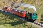 BRB-Lok6 mit Wagen B16 und B26 befahren den oberen Khmattdamm talwrts Richtung Planalp und Brienz, 01.