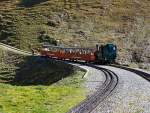 Unserem Zug (mit der Diesel BRB 9) folgt die Heizl befeuerte BRB 16 (Brienzer Rothorn Bahn) hinab.