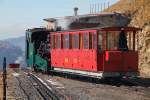 BRB-Lok2 (Baujahr 1891) und Personenvorstellwagen B1 (1892) rangieren von Gleis 1 auf Gleis 2. Rothorn Kulm, 23. Okt. 2011, 14:32