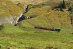 Die Heizöl befeuerte BRB 14 (Gemeinde Brienz) fährt zum Brienzer Rothorn hinauf, hier am 01.10.2011 kurz vor der Einfahrt in den Kühmatt-Tunnel.