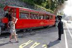 Unser  Salon Rouge  steht wieder mal bereit. BRB-Direktor Simon Koller (rechts) begleitet uns auf der ganzen Fahrt und fhrt das Boarding durch, whrend Daniel (links) gleich einsteigen wird. BRB-Talstation Brienz, 16. Juli 2012, 10:44.