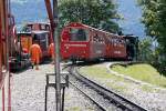 In Planalp kommt uns ein Dampfzug 3. Generation entgegen, der seine Passagiere aufs Rothorn bringen wird. Der Bauzug wird vor uns die Talfahrt antreten. 16. Juli 2012, 13:25