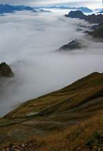 ber den Wolken -  Die Heizl befeuerte BRB 12 (Kanton Bern) kommt am 29.09.2012, zum letztenmal an diesem Tag, zum Brienzer Rothorn hinauf, hier kurz vor der Schnegg Galerie.