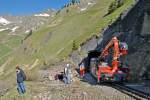 Freiwilligen-Arbeit bei der BRB (jeder konnte mitmachen): Wir haben den oberen Eingang des Kühmatt-Tunnels erreicht. Hier beginnen wir unsere Arbeit mit Gleisräumung und gehen weiter talwärts. Unser  Taxi , der Bauzug mit Kranwagen geht umgehend wieder zurück nach Brienz, da Lokführer Bruno Zurbuchen weitere Giessarbeiten für Dampflok Nr. 6 durchführen muss. Aufnahme vom 08. Juni 2013, 09:33