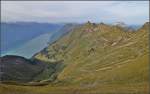 <U>Bahnbildergipfeltreffen in Brienz.</U>  

Blick auf das Mühlebachtal, in dem sich die BRB emporwindet und auf den Brienzer See. September 2013.